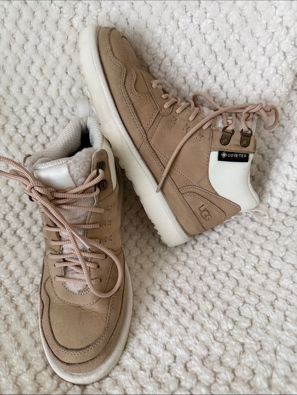 Women’s 7.5 UGG hiking sneaker boot weather proof water proof Comfy Luxury
